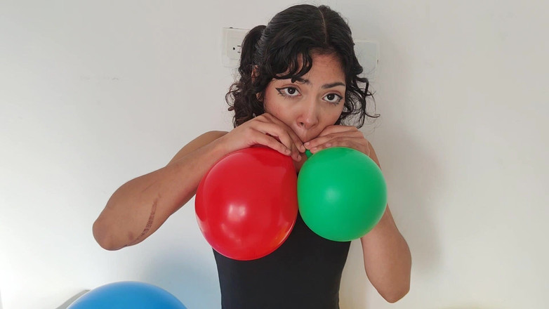 Cindy Luna Petite: Миниатюрная латина-безудержная получает красочный массаж с шариком