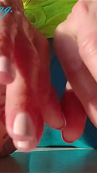 Voetmassage natte voeten gladde tenen lichte voetslagen mooie nagels Pedicure sexy Ginnagg