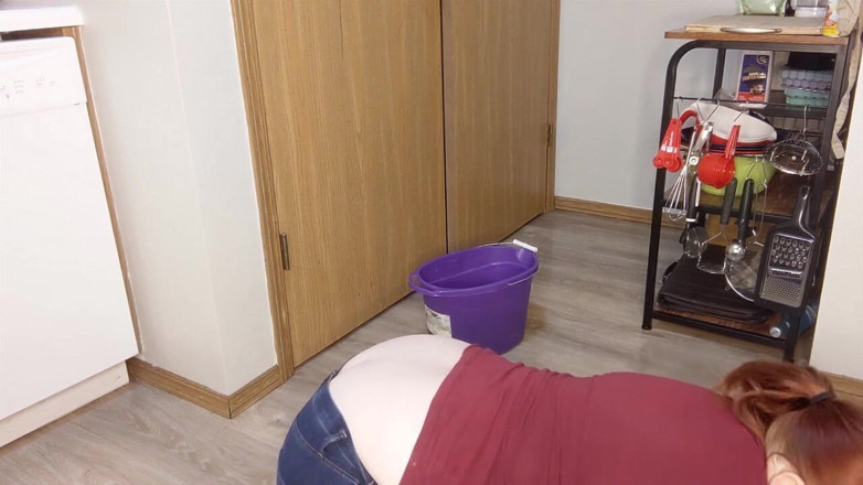 Sin Spice by Sophia Sinclair and Jasper Spice: 엉덩이 공개 바닥 스크러빙