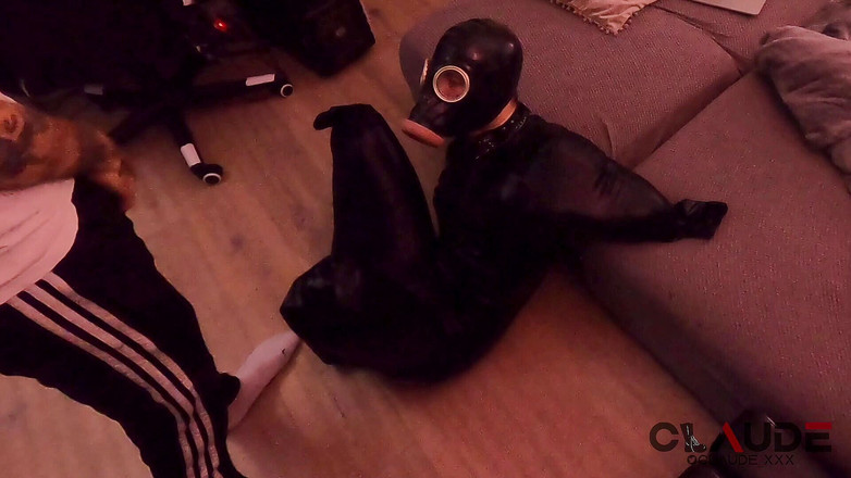 Claude Nikotine: Sidik besleme ve fleshligth gaz maskesi