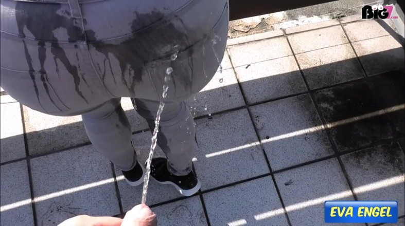 Eva Engel: Denim Piss