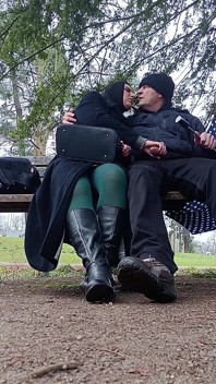 Ich Habe Draußen Im Park Mit Einem Großen Schwanz Gespielt, Einen Blowjob Gegeben Und Sogar Gepinkelt.