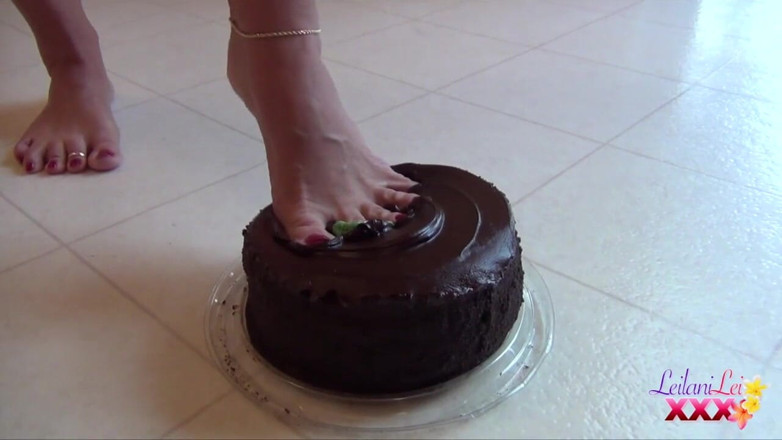 Leilani Lei: Torta schiacciata con i piedi