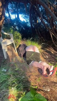 Colegas de quarto amadores mostrando sua bunda para um fã