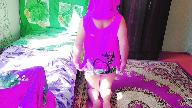 Kitty_Cross: Ateşli ladyboy transeksüel komşuların önünde seksi dans ediyor