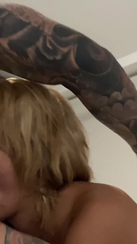 Rubia tetona se despertó chupando polla y folló toda la noche con su marido tatuado