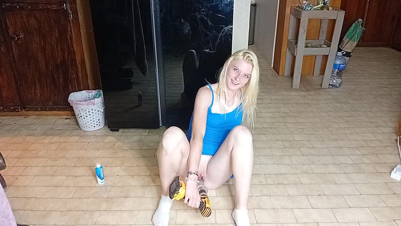 18blondteen: ホットなブロンド18歳の美女がディルドを使ったRCカーでセックス