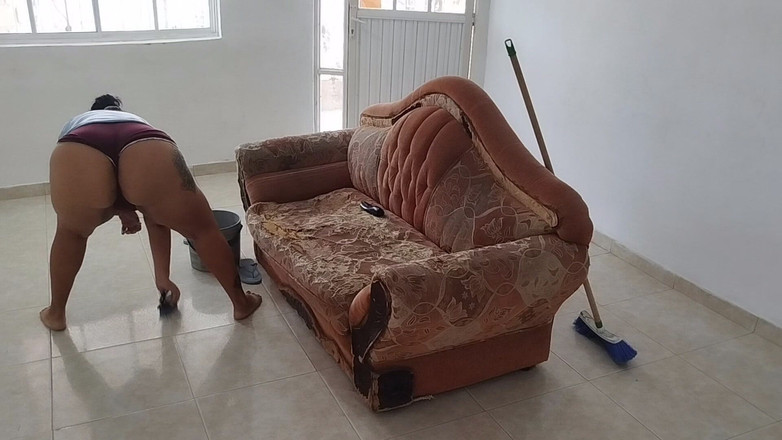 Adribella69: Gorąca pulchna dziewczyna masturbuje się meblami podczas sprzątania domu