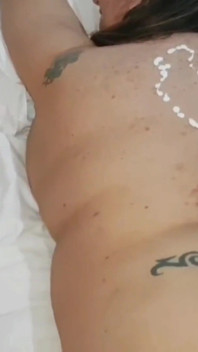 남편은 나와 내 친구에게 sexaul 메시지를 제공합니다.