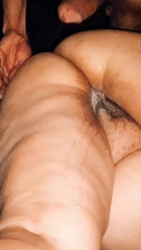 La mujer casada se convierte en la puta personal del semental en la fiesta