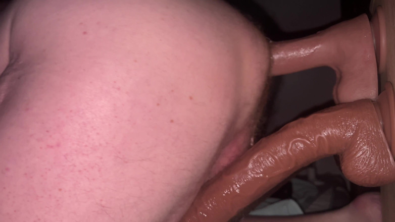 Almaviva: Kakek ini lagi asik muasin memeknya pakai tiga dildo favoritnya,...