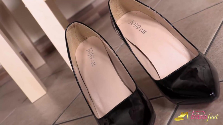 Trans and Cross-Dressers Feet: Tranny masturbates and then pisses in a glass