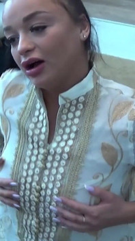 Grande cazzo nero ha scopato araba cornuto miLF mentre suo marito le riprese
