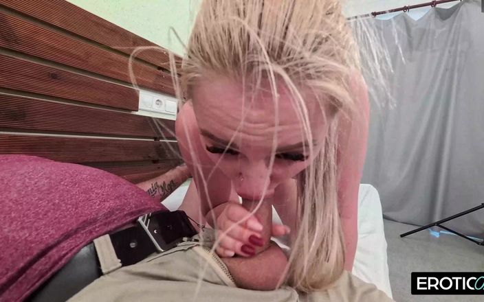German bitch hunter: Gagica germană invită doi bărbați pentru un sex în trei sexy în...