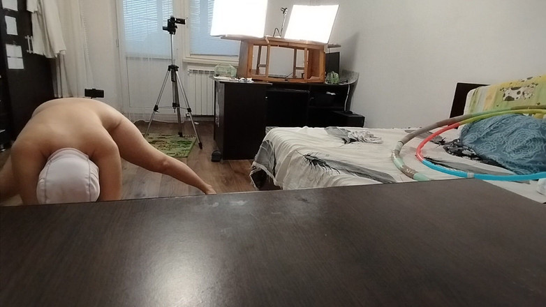 Amateur_MS: 性感的妻子在家里裸体锻炼。性感的黑发女郎试穿连裤袜