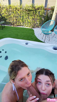 Sexy náctiletá přítelkyně zve svou sexy blonďatou kamarádku na trojku ve vířivce