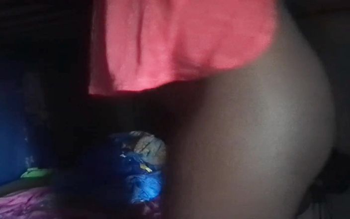 Super sexy ebony cuties: Fan-verzoek mijn poesje wrijvend over mijn reet schuddend met tampon...
