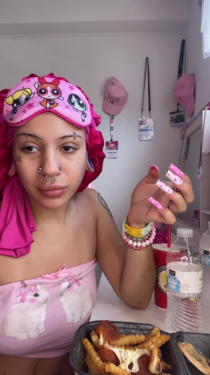 Nali Marie: Sploshing Food Facestuffing Overeating Mukbang Eating Hot Food Chicken Sauce...