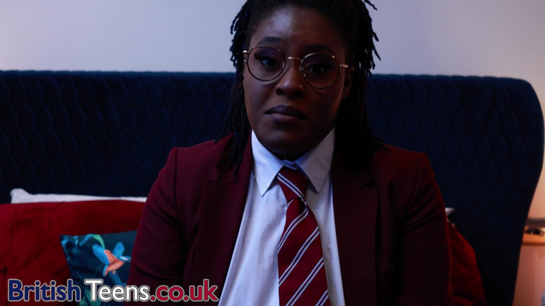 British Teens: Niegrzeczny student Oshun szydzi z twojego małego kutasa!