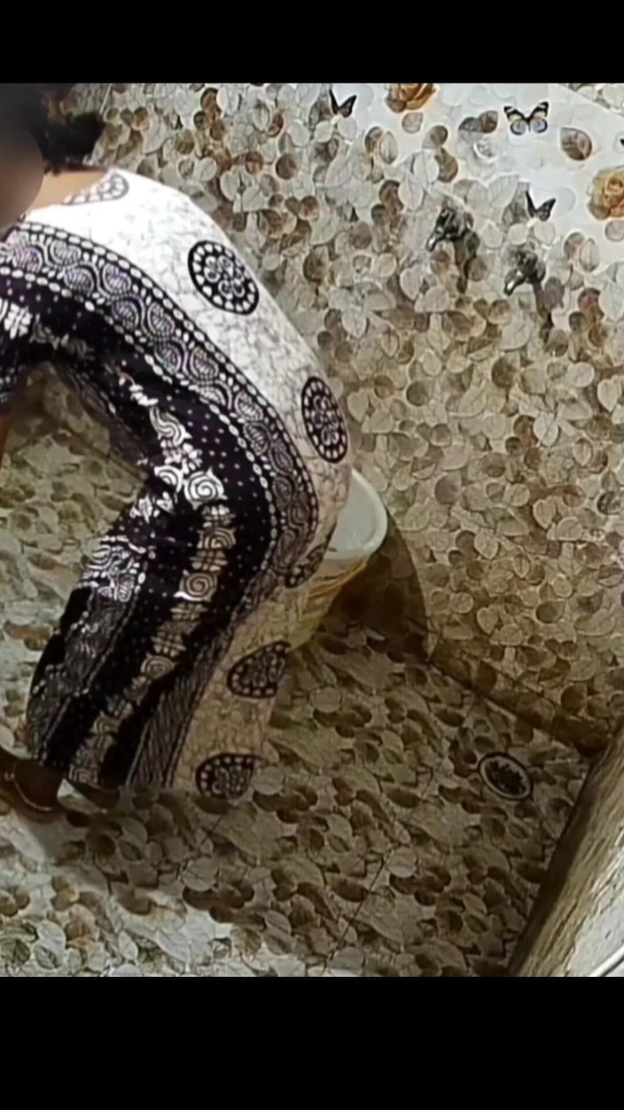 Black & white desicat: मेरी सेक्सी धोखेबाज पड़ोसी पत्नी ने उसे नग्न स्नान वीडियो भेजा