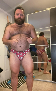 Huzzbearz: Tady je neupravená verze, kde se převlékám z plavek před...