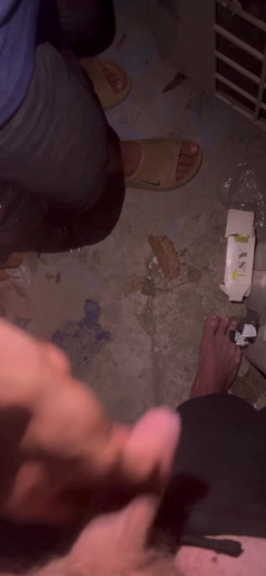 Quan Vietnam 18: मदद करने का हाथ। मेरे दोस्त को देर रात गैरेज में ढेर सारा वीर्य मारने में मदद करें