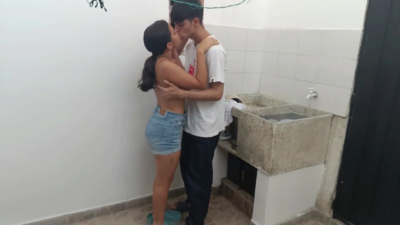 ValentinaHot10: Moja ulubiona przyrodnia siostra uwielbia ze mną seks, ponieważ mam 18...