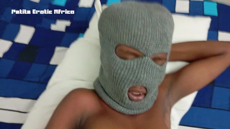 Petite Erotic Africa: Đụ người tình nhỏ bé trong cái lỗ nhỏ của...