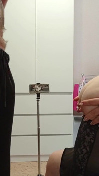 Nevlastní matka saje ptáka a pak nalévám sperma na její obrovské kozy