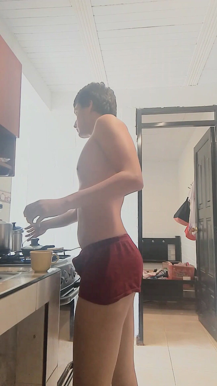 femboyass469: Lelaki Nalgon yang cantik Femboy memasak telanjang menunjukkan pantatnya dan...