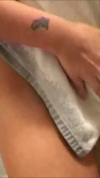 Brunette stripper zuigt zijn pik binnen en buitenshuis