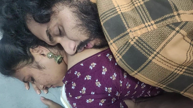 Vaigavarun45: Kerala Saree verwijdering tieten zuigen poesje likken en hard neuken...