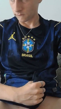 Azgın erkek kardeş futbol antrenmanı yaptıktan sonra mastürbasyon yaparken yakalandı uzun versiyon