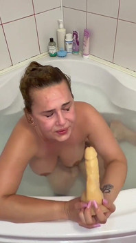 Chevauchage de gode en retenant ma respiration sous l’eau