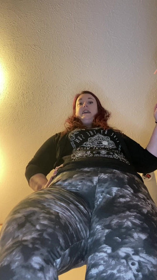 BellaBlast: Giantess ayakkabı minyon Michael'ı keşfediyor (ayakkabı minikinin bölüm 1'i)