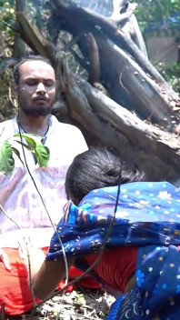 Tantrik lừa dối người vợ trong làng và đụ cô ấy với con cặc lớn! Tình dục thực tế