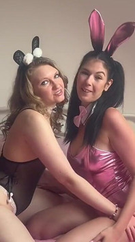 Conigliette Di Pasqua in Lingerie: Leccate, Dita E Doppio Dildo Fino a Venire