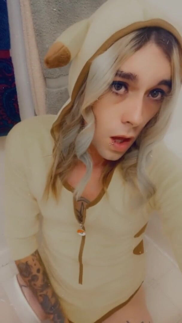 CarmenMelatonin: Com tesão PikaGirl adora sexo