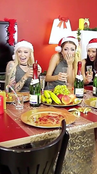 Zes Russische sneeuwmeisjes stellen hun kutjes en de kerstman tevreden