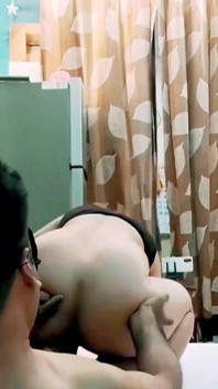 我的老板把我的老婆带到了酒店房间