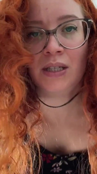 Futa ti riempie la figa con un cazzo e un vibratore fino al creampie