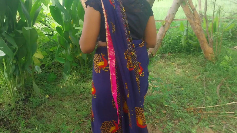 Pooja raniji: Pooja Bhabhi Outside Garden Hot Fucking Video