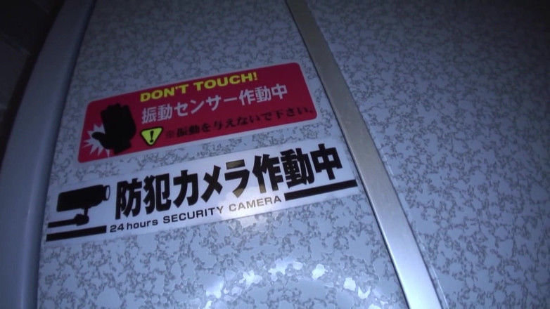 Pure Japanese adult video ( JAV): Ragazza giapponese spompina un ragazzo con il cazzo peloso sulle...