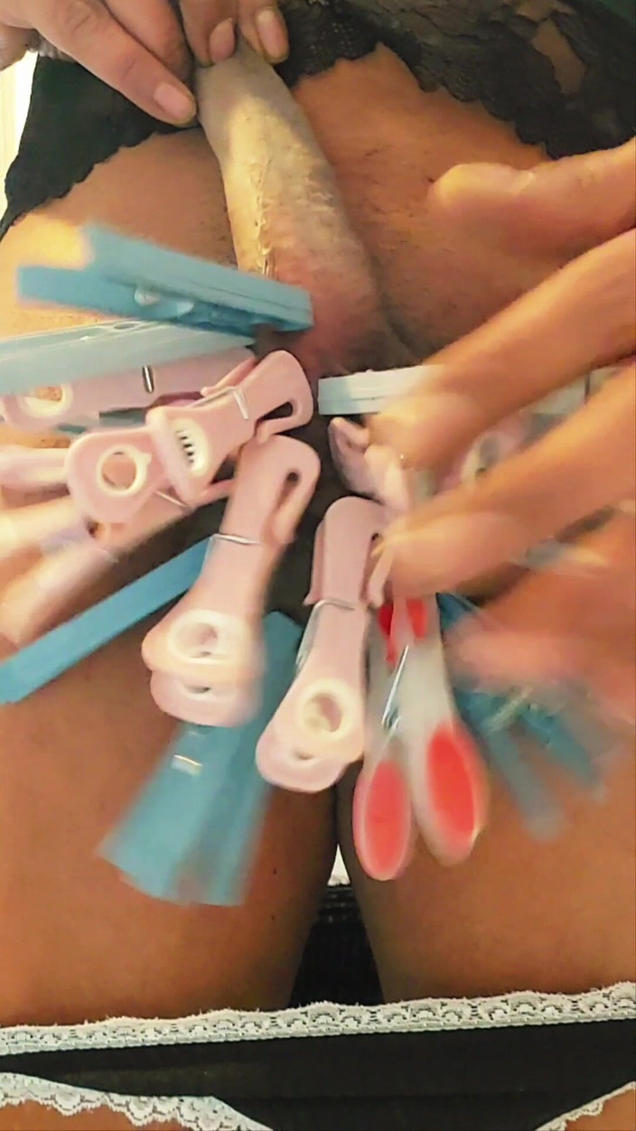 Milah CrossxxX: Hukuman Diri BDSM Saya Menghukum Bola Saya Dengan 21 Penyepit Pakaian...