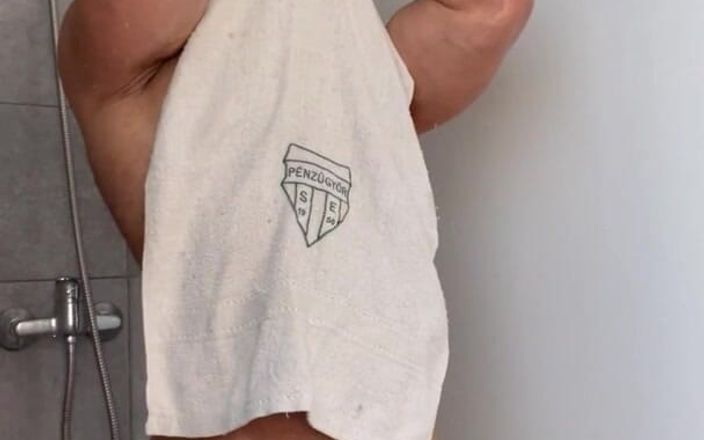 Mr. Guru: Bodybuilderin nackte dusche