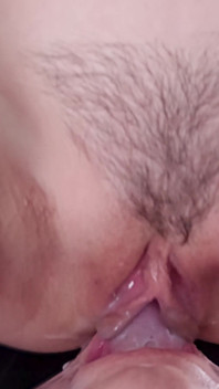 Detailní záběr POV sezení na obličeji, sněz moji krémovou kundičku a lízej šťavnatý zadek