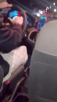 Mijn man wil geen seks met me, ik nam een taxi zonder slipje en de chauffeur vroeg om mijn kut te zien!