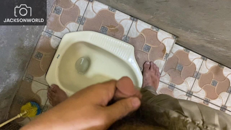 Jackson World: Masturbându-se solo în toaletă