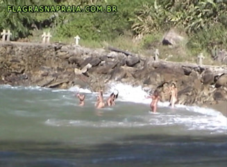 Amateurs videos: Kobiety bawią się nago na plażach Rio de Janeiro
