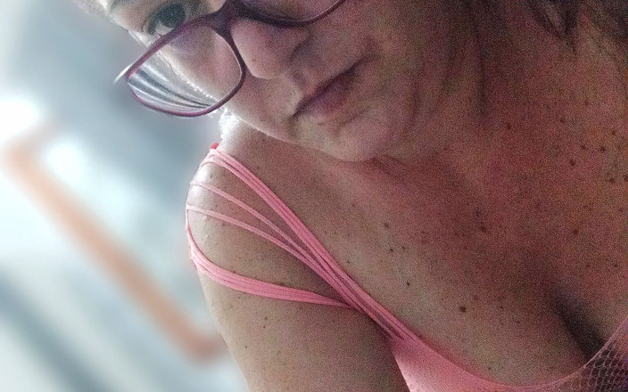 Chupita84: Chupita84 ošukaná v růžové síťované bodystocking